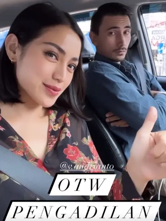 Dalam kesempatan yang sama, Vincent Verhaag sebagai suami pun memberi dukungan terhadap keputusan Jedar memotong rambut. Selain beramal, pria yang pernah menjadi host acara My Trip My Adventure itu mengaku sang istri jadi lebih cantik. Penampilan Jedar diakuinya bikin jatuh cinta lagi. (Liputan6.com/IG/@inijedar)