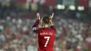 Striker Portugal, Cristiano Ronaldo, memberikan aplaus usai pertandingan melawan Swiss pada laga kualifikasi Piala Dunia 2018 di Stadion Luz, Selasa (10/10/2017). Portugal menang 2-0 atas Swiss.(AP/Armando Franca)