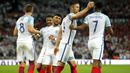 Para pemain Inggris merayakan gol Eric Dier (kiri) saat melawan Slovakia pada laga grup F kualifikasi Piala Dunia 2018 di Wembley stadium, London, (4/9/2017). Inggris menang 2-1. (AP/Frank Augstein)