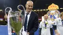 Zinedine Zidane. Pelatih berusia 49 tahun yang sedang menganggur ini baru menangani satu klub, yaitu Real Madrid yang dibesutnya dalam 2 periode sejak Januari 2016. Ia total telah mengoleksi 11 trofi dalam periode 2016-2018 dan 2019-2021. Ia mundur di akhir musim 2020/2021. (AFP/Filippo Monteforte)