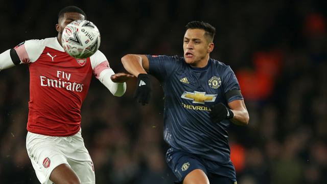Gelandang Manchester United, Alexis Sanchez, beradu cepat dengan gelandang Arsenal, Ainsley Maitland. (AFP/Daniel Leal-Olivas)