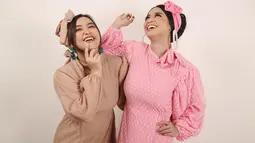 Bahkan, keduanya diketahui meluncurkan sebuah brand busana muslim bersama. Ini dia foto Dewi Perssik dan Lebby saat menjadi model pada produk busana muslim mereka. (Liputan6.com/IG/@dewiperssikreal)