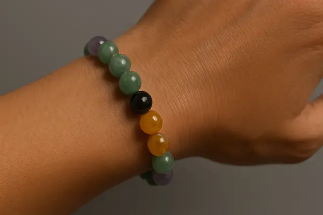 4. Gelang Manik-Manik Batu Alam (Gemstone Beads)