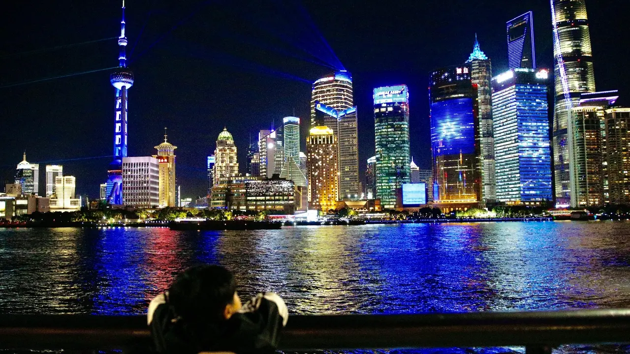 Pertunjukan Cahaya Warnai Gelaran CIIE 2020 di Lujiazui