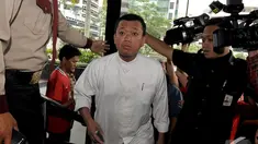 Nusron Wahid berjalan memasuk gedung KPK, Jakarta, Jumat (5/12/2014). (Liputan6.com/Miftahul Hayat)