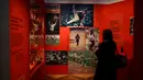 Seorang pengunjung berjalan melewati pameran "Olympism, Sejarah Dunia 1896-2024" di Museum Nasional Sejarah Imigrasi Prancis, Paris, Rabu, 24 April 2024. (AP Photo/Thibault Camus)