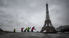 Para peserta Nautic Paddle Race atau lomba dayung sambil berdiri melintas dekat Menara Eiffel di Sungai Seine, Paris, Minggu (8/12/2019). Sekitar 1000 pesaing ikut serta dalam lomba sejauh 11 kilometer menyeberangi sungai Seine dengan pemandangan kota Paris. (Photo by Olivier MORIN / AFP)