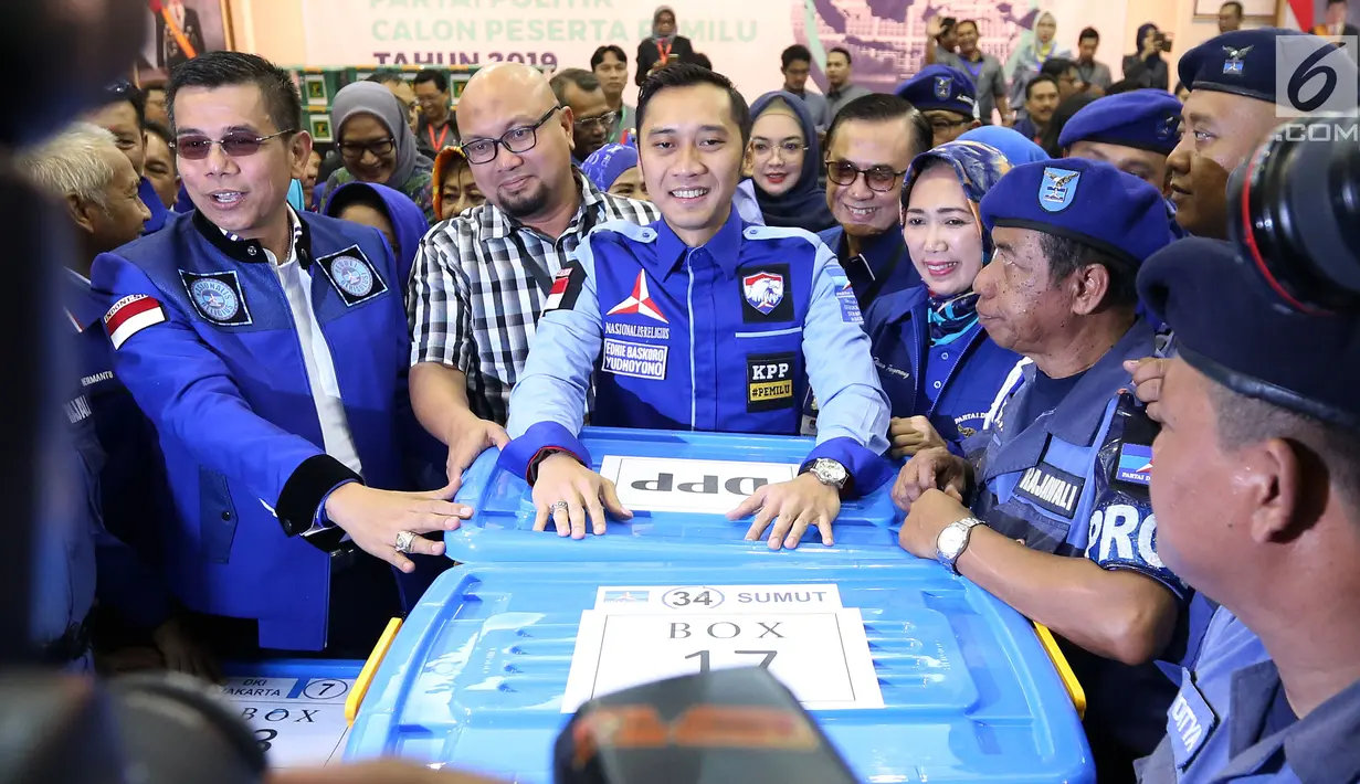 Badan Pemenangan Pemilu Partai Demokrat Ibas Edhie Baskoro Yudhoyono (tengah) menyerahkan berkas saat mendaftarkan partainya ke Komisi Pemilihan Umum (KPU) Jakarta, Senin (16/10). (Liputan6.com/JohanTallo)