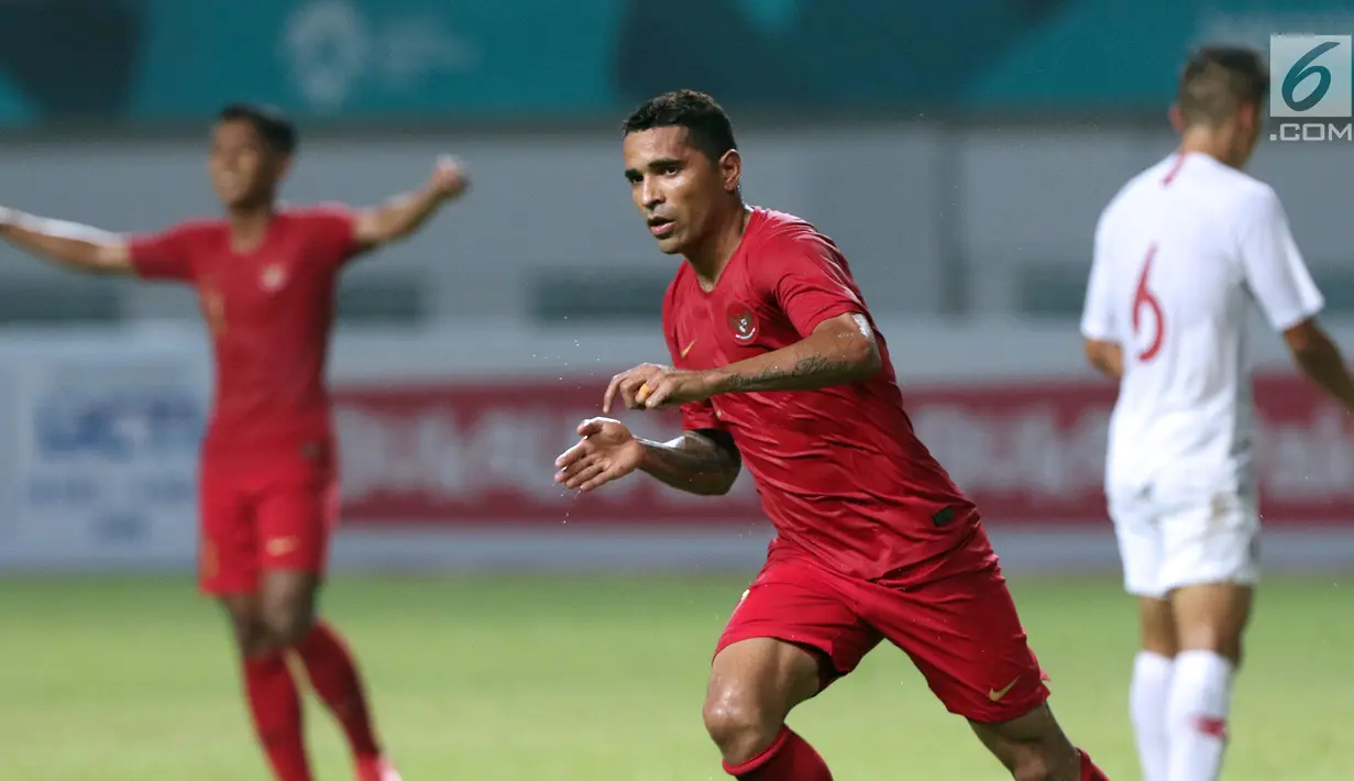 Pemain depan Timnas Indonesia, Alberto Goncalvesmerayakan golnya ke gawangHong Kong pada laga uji coba internasional di Stadion Wibawa Mukti, Cikarang, Selasa (16/10). Laga berakhir imbang 1-1. (Liputan6.com/Helmi Fithriansyah)