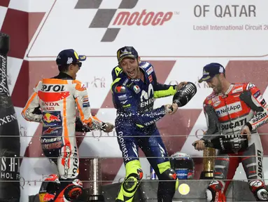 Pebalap Ducati, Andrea Dovizioso bersama Valentino Rossi dan Marc Marquez merayakan podium MotoGP Qatar di Sirkuit Losail, Doha, Minggu (18/3/2018). Dovizioso juara dengan catatan waktu 42 menit 34,654 detik. (AFP/Karim Jaafar)