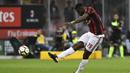 7. Nama Frank Kessie sudah tak asing lagi di Serie A. Terakhir gelandang AC Milan tersebut menjadi eksekutor pinalti menggantikan Ibrahimovic saat menang lawan Bologna. (Foto: AFP/Miguel Medina)