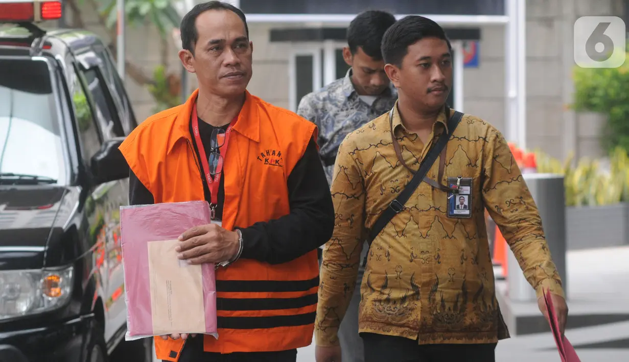 Tersangka penyuap Bupati Bengkayang, Suryadman Gidot, Rodi bersiap untuk menjalani pemeriksaan di Gedung KPK, Jakarta, Jumat (18/10/2019). Rodi diperiksa untuk melengkapi berkas dalam kasus dugaan suap proyek Pemerintah Kabupaten Bengkayang, Kalimantan Barat Tahun 2019. (merdeka.com/Dwi Narwoko)