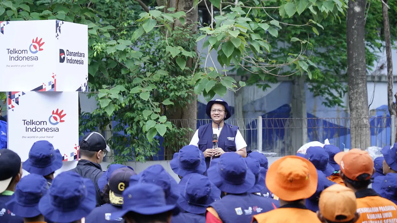 Peringati Hari Sungai dan World Cleanup Day, TelkomGroup Angkut 5,1 Ton Sampah dari Kali Krukut