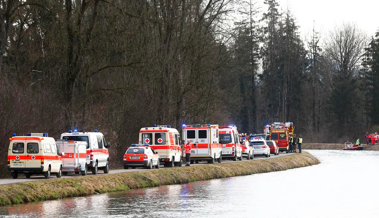 Mobil ambulans dikerahkan ke lokasi tabrakan antara dua kereta di dekat Bad Aibling, Jerman, Selasa (9/2). Kepolisian federal Jerman di lokasi mengatakan sedikitnya delapan orang tewas dan sekitar 100 lainnya cedera. (REUTERS/Michael Dalder)