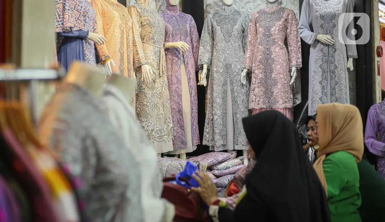 Suasana aktivitas jual beli di pusat perbelanjaan Blok B Tanah Abang, Jakarta, Kamis (12/10/2023). (Liputan6.com/Faizal Fanani)