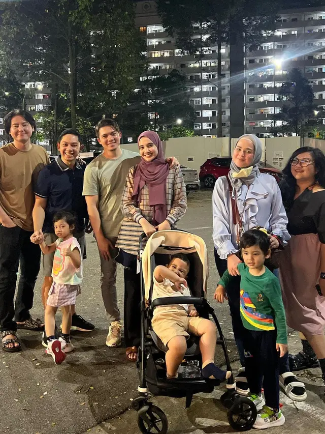 Potret Zaskia Sungkar bertemu Cut Meyriska dan  Roger Danuarta di Singapura. (Foto: Instagram/zaskiasungkar15)