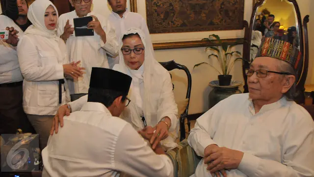 20170419-Jelang Pencoblosan, Sandiaga Sungkem Orangtua-Afandi