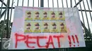 Sebuah spanduk dibentangkan di depan pintu gerbang gedung MPR/DPR RI menuntut agar Ketua DPR, Setya Novanto untuk mundur, Jakarta, Senin (7/12/2015). (Liputan6.com/Yoppy Renato)