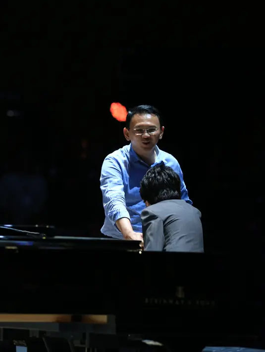 Dalam acara itu, Najwa Shihab sebagai host mengundang gubernur Jakarta, tersebut naik ke atas panggung. (Adrian Putra/Bintang.com)