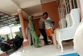 Seorang pria lanjut usia bernama Iksan (83) ditemukan tewas bersimbah darah di kebunnya di Dukuh Krajan Selatan, Desa Pengarasan, Kecamatan Bantarkawung, Kabupaten Brebes, Sabtu (10/10/2026). (Liputan6.com/Arief Pramono)