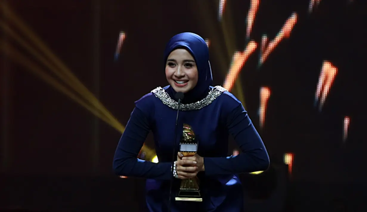 Laudya Cynthia Bella dinobatkan menjadi pemenang kategori Pemeran Utama Wanita Terbaik dalam film 'Surga yang Tak Dirindukan'. (Deki Prayoga/Bintang.com)