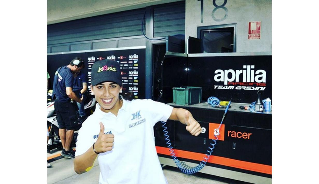 Maria Herrera saat bergaya diruang mekanik, Herrera memulai kiprahnya di ajang Moto3 pada 2013. (Bola.com/Instagram/Maria Herrera)