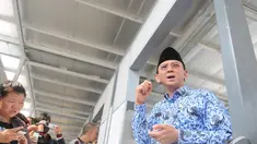 Plt Gubernur DKI Jakarta Basuki Tjahaja Purnama (Ahok) blusukan ke areal PKL di IRTI Monas, Jakarta, Senin (10/11/2014) (Liputan6.com/Herman Zakharia)