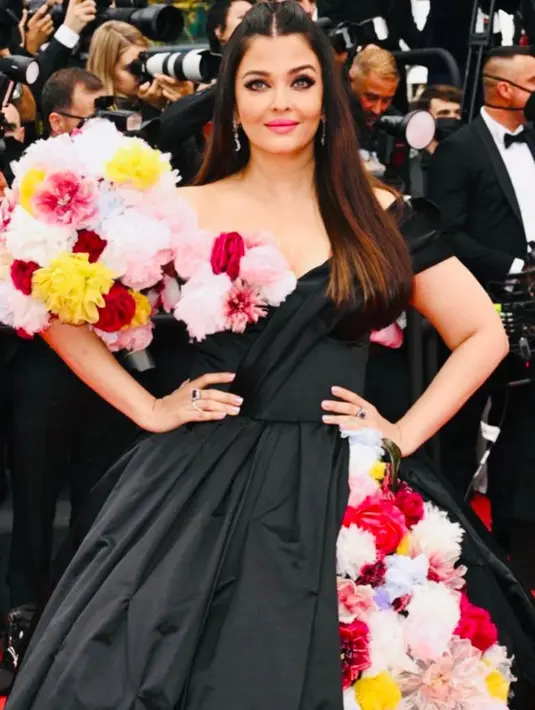 Aishwarya Rai Bachchan menghadiri screening 'Top Gun: Maveric' dengan gaun hitam penuh bunga (Foto: Instagram aishwaryaraibachchan_arb)