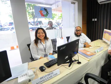 Menaker Hanif Dhakiri meninjau layanan saat pembukaan posko pengaduan tunjangan hari raya (THR) di Kementerian Ketenagakerjaan, Jakarta, Senin (20/5/2019). Posko yang dibuka hingga 10 Juni 2019 ini untuk menampung laporan bagi masyarakat yang memiliki masalah terkait THR. (Liputan6.com/Angga Yuniar)