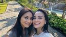 Tak hanya olahraga bersama, namun Ririn Ekawati dan Rini Yulianti juga sering liburan bersama. Keduanya kerap memboyong keluarga kecil masing-masing untuk liburan di kota yang sama, baik di Indonesia atau luar negeri. (Liputan6.com/IG/@ririnekawati)