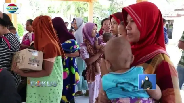 Sejumlah warga yang mengungsi akibat banjir di Kebumen, Jawa Tengah, mendpaatkan beragam bantuan dari petugas.