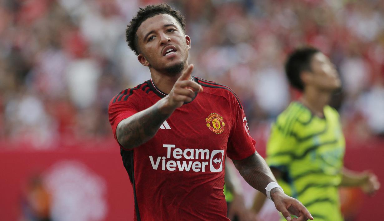 Selebrasi gelandang Manchester United, Jadon Sancho setelah mencetak gol kedua timnya ke gawang Arsenal pada laga pramusim 2023/2024 di MetLife Stadium, New Jersey, USA, Minggu (23/7/2023) pagi WIB. (AFP/Leonardo Munoz)