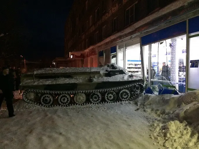 Sebuah tank membobol supermarket di Apatity, Rusia. Tank itu dikendarai oleh pria mabuk yang mencurinya dari sekolah menyetir militer. (Hibiny.com/The Guardian)