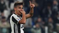 Striker Juventus, Paulo Dybala, merayakan gol yang dicetaknya ke gawang Palermo pada laga Serie A di Stadion Juventus, Turin, Jumat (17/7/2017). (AFP/Giuseppe Cacace)