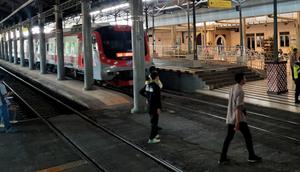 KRL Solo-Jogja sedan berhenti di Stasiun Solo Balapan, Jumat (22/12).(Liputan6.com/Fajar Abrori)