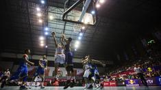 Pebasket Pelita Jaya, Indrawan Ponsianus, berusaha memasukan bola dijaga pebasket Satria Muda, Christian Sitepu, pada laga IBL seri 1 di Hall A Senayan, Jakarta, Sabtu (16/1/2016). Pelita Jaya berhasil menang 66-57. (Bola.com/Vitalis Yogi Trisna)