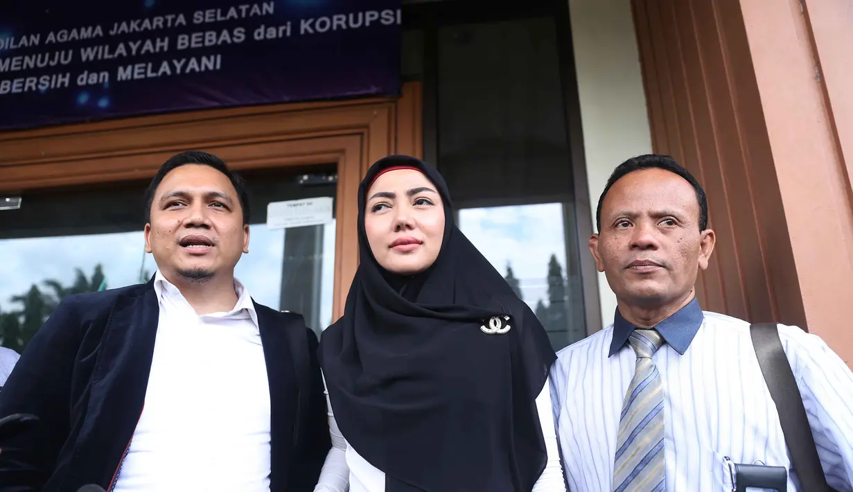 Tidak mau kalah dengan istrinya, Suryono juga mendaftarkan permohonan cerai terhadap Bella sehari setelahnya, Rabu, 17 Februari 2015. Pihak Suryono menilai gugatan Bella tidak sesuai domisili Suryono. (Nurwahyunan/Bintang.com)