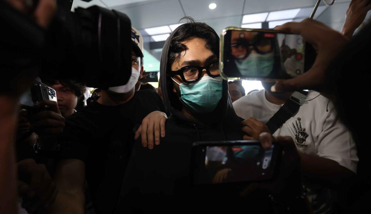 Musisi sekaligus aktor, Onadio Leonardo atau akrab disapa Onad, saat tiba di Polres Jakarta Barat pada Senin (3/11/2025). Hari ini, Senin 3 November 2025, diketahui Onad mengajukan permohonan rehabilitasi sekaligus menjalani asesmen di Badan Narkotika Nasional Provinsi (BNNP) DKI Jakarta. (Kapanlagi.com/Budy Santoso)