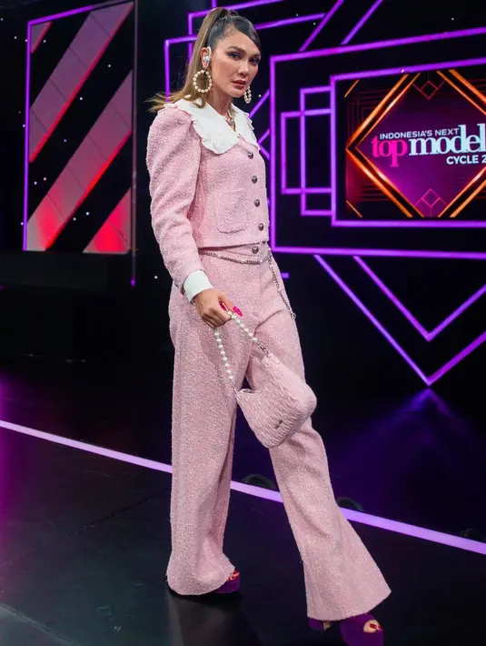 Luna Maya juga tampil serba-pink dengan one set tweed dengan kemeja kerah poplin yang super-chic [Instagram @lunamaya]
