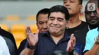 Legenda sepak bola Argentina Diego Maradona menyapa penggemarnya saat datang ke Stadion Gelora Bung Karno (GBK), Senayan, Jakarta, Sabtu (29/6/2013). Diego Maradona dikabarkan meninggal dunia karena serangan jantung. (Liputan6.com/Helmi Fithriansyah)