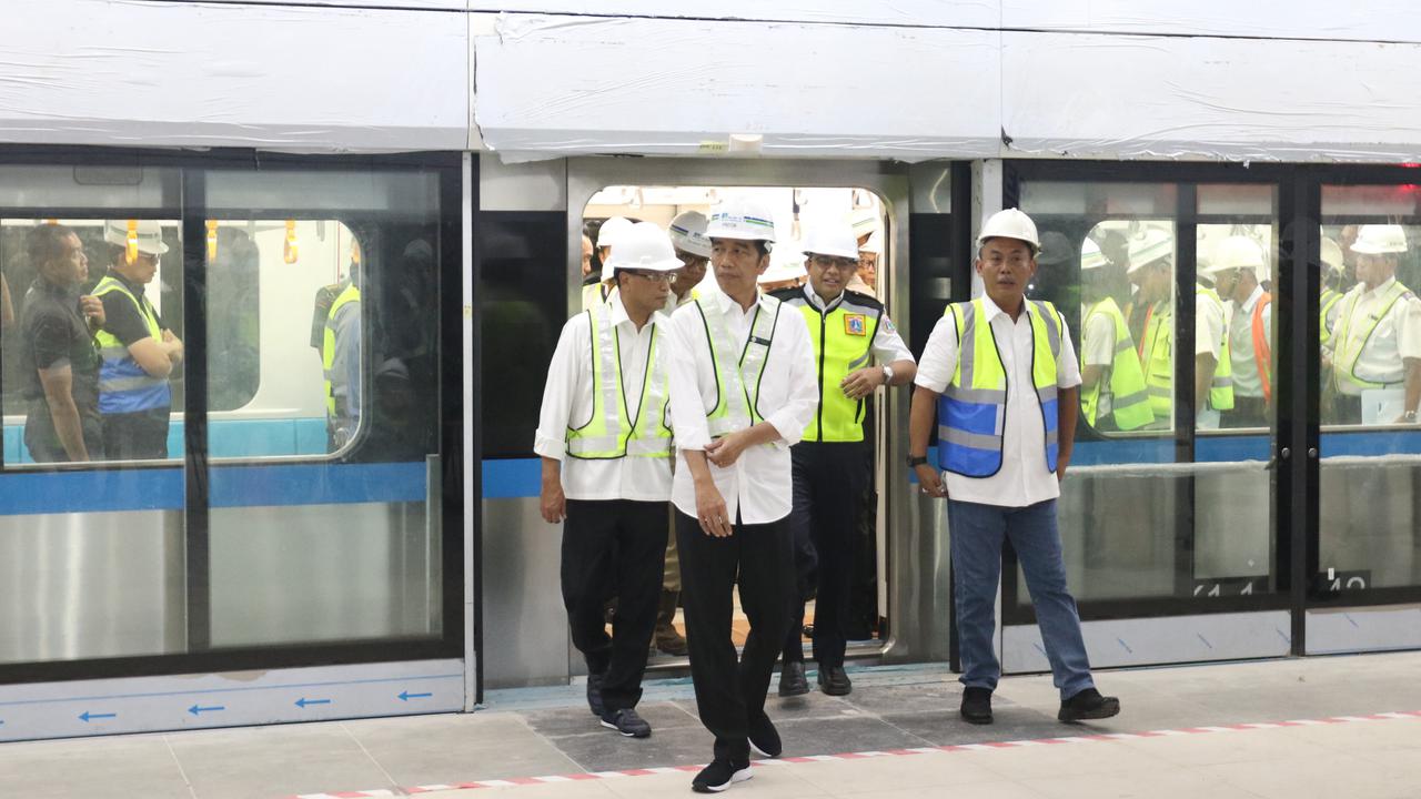 Jokowi mencoba kereta mrt menuju stasiun lebak bulus