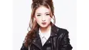 Tampil berpose fierce, aktris kelahiran 1998 ini tampil tomboi dengan leather jacket serta makeup tebal di wajahnya. (Liputan6.com/IG/@natashawilona12)