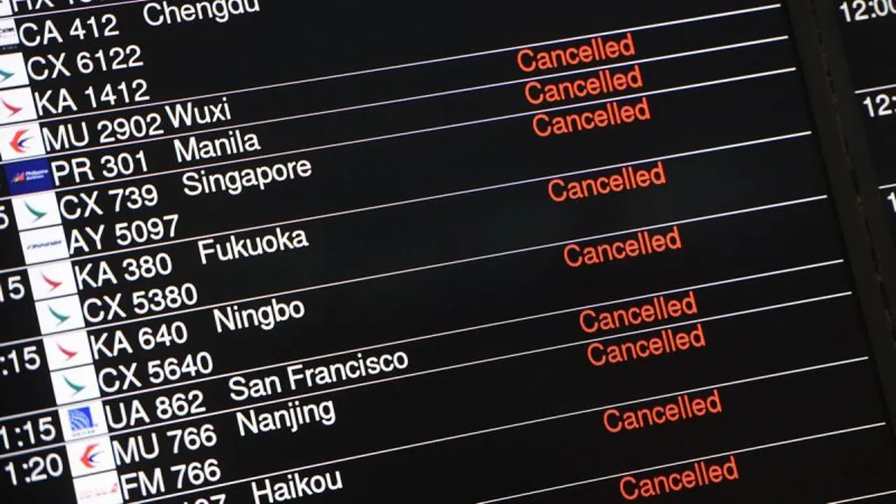 Pembatalan sejumlah penerbangan di Bandara Hong Kong akibat Topan Hato. (AFP)