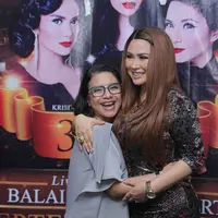"Saya pernah lihat konsernya Beyonce, tapi tempatnya kecil banget, paling seribu orang. Tapi bagus," ujar Titi DJ. "Tetap saja konser ini juga pencapaian buat kami di 3 Diva," tukas Ruth Sahayana. (Andy Masela/Bintang.com)