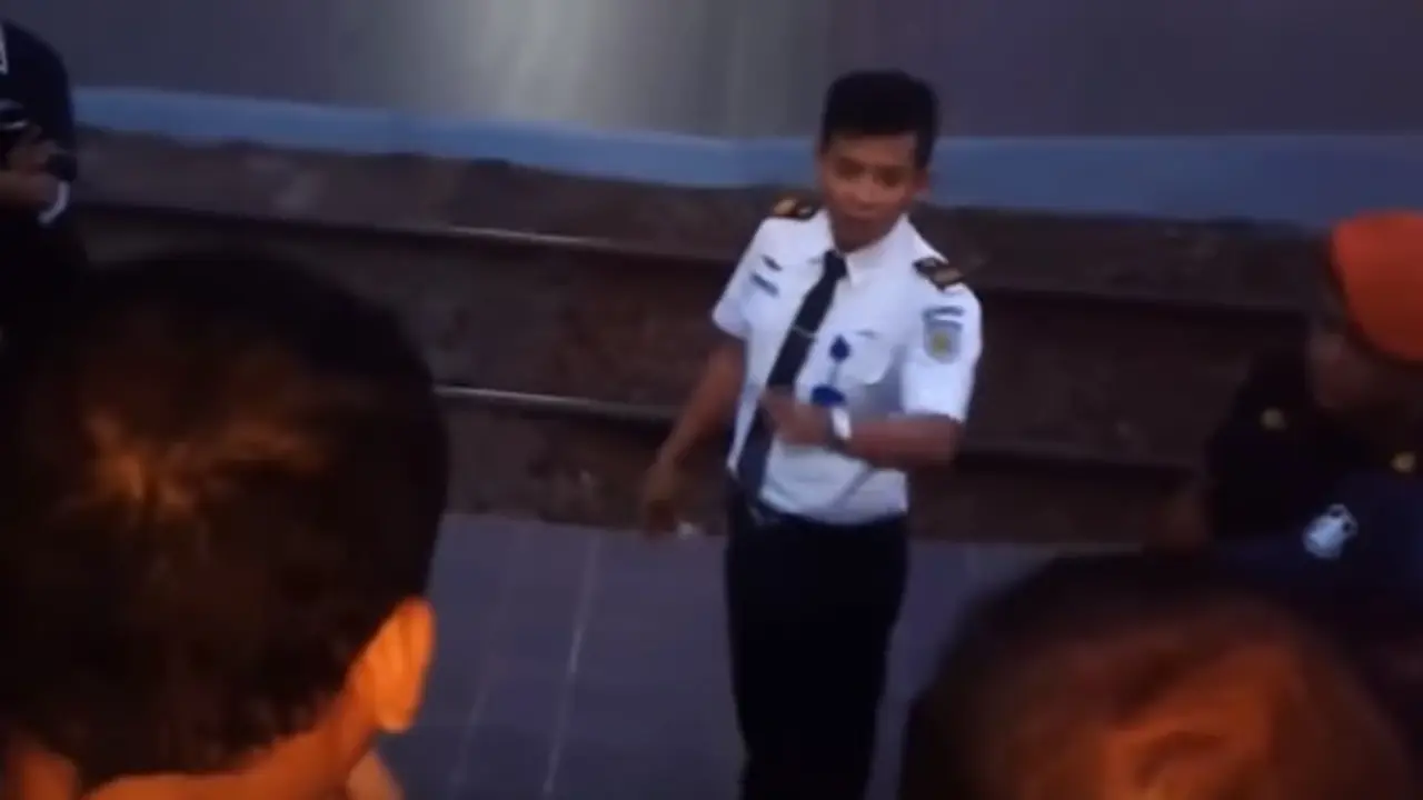 Tegas Turunkan Penumpang Merokok di Kereta, Petugas Tuai Pujian
