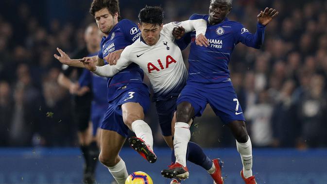 Aksi Son Heung Min melewati dua pemain Chelsea pada laga lanjutan Premier League yang berlangsung di stadion Stamford Bridge, London, Kamis (28/2). Chelsea menang 2-0 atas Tottenham Hotspur. (AFP/Adrian Dennis)