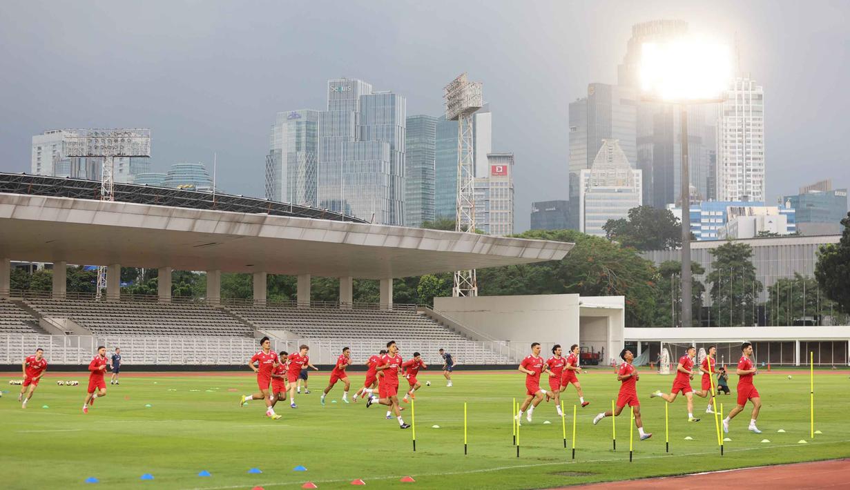 Para pemain Timnas Indonesia menggelar sesi latihan resmi jelang melawan Saint Kitts and Nevis pada laga perdana FIFA Series 2026 di Stadion Madya, Kompleks Gelora Bung Karno, Jakarta, Kamis (26/3/2026). (Bola.com/M Iqbal Ichsan)