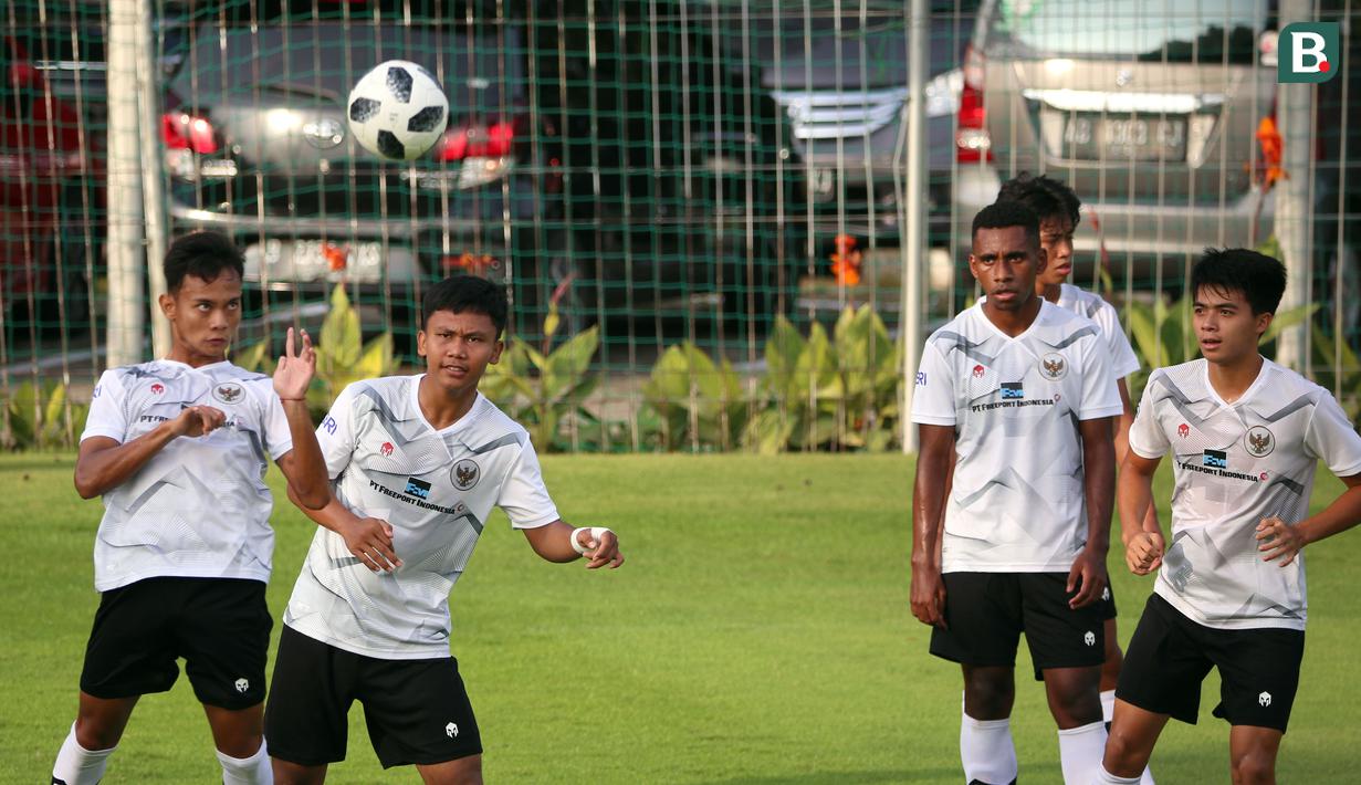 <p>Pemain Timnas Indonesia U-17 mengikuti sesi latihan di Lapangan ABC, Senayan, Jakarta, Sabtu (15/7/2023). Latihan tersebut digelar guna persiapan menghadapi Piala Dunia U-17 yang akan digelar 10 November hingga 2 Desember 2023 di Indonesia. (Bola.com/Ikhwan Yanuar)</p>