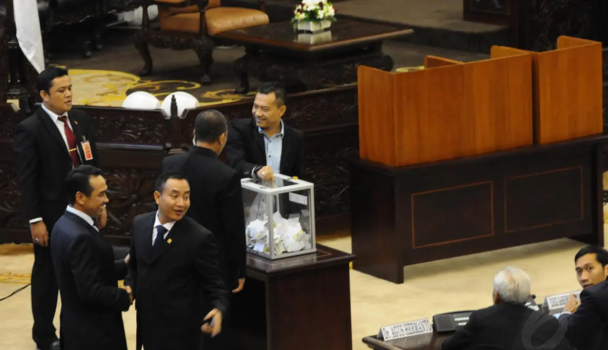 Anggota DPR Fraksi PAN, Anang Hermansyah memberikan suara dalam sesi voting Sidang Paripurna pemilihan pimpinan MPR, Jakarta, (7/10/14). (Liputan6.com/Andrian M Tunay)  