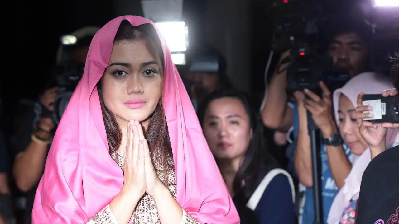 [Bintang] Nia Anggia (Adik Julia Perez)